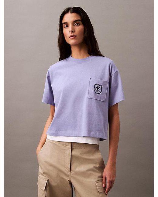 Calvin Klein Cropped T-Shirt Met Schildlogo in het Purple