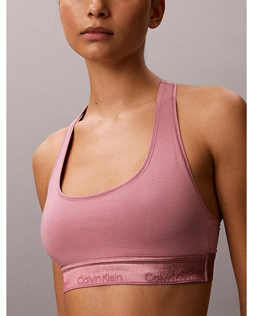 Calvin Klein Metallic Ongevoerde Bralette in het Red