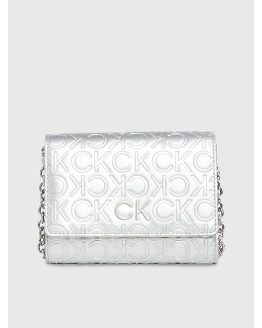 Sac portefeuille en bandoulière métallisé Calvin Klein en coloris White