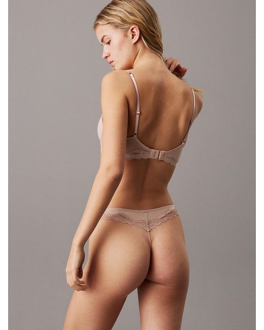 String Calvin Klein en coloris Brown
