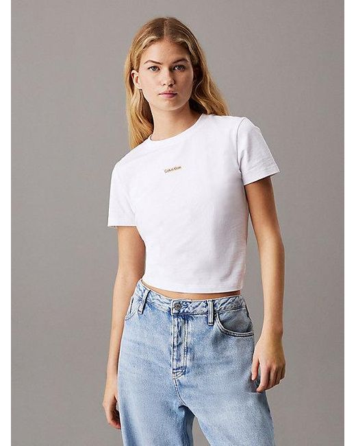 Camiseta Cropped slim con insignia Calvin Klein de color White