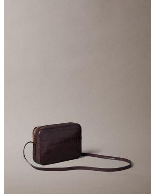 Bolso bandolera efecto cocodrilo Calvin Klein de color Brown