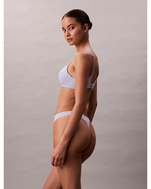 String Calvin Klein en coloris Purple