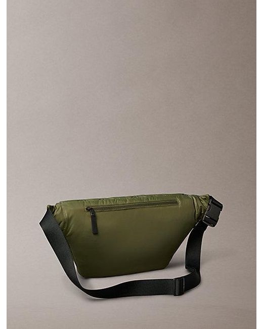 Calvin Klein Puffer Sling Bag Met Monogram-Logo in het Green voor heren