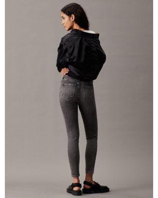 High Rise Super Skinny Jeans tobilleros Calvin Klein de color Gray