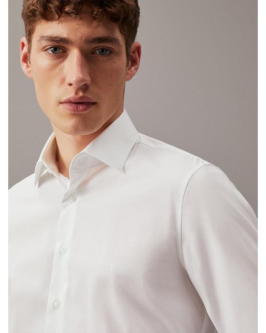 Chemise ajustée en popeline élastique Calvin Klein pour homme en coloris White