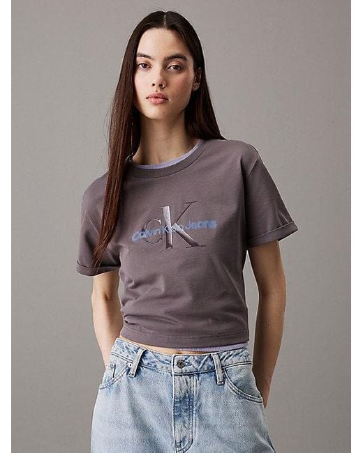 Camiseta con logo brillante cropped Calvin Klein de color Brown