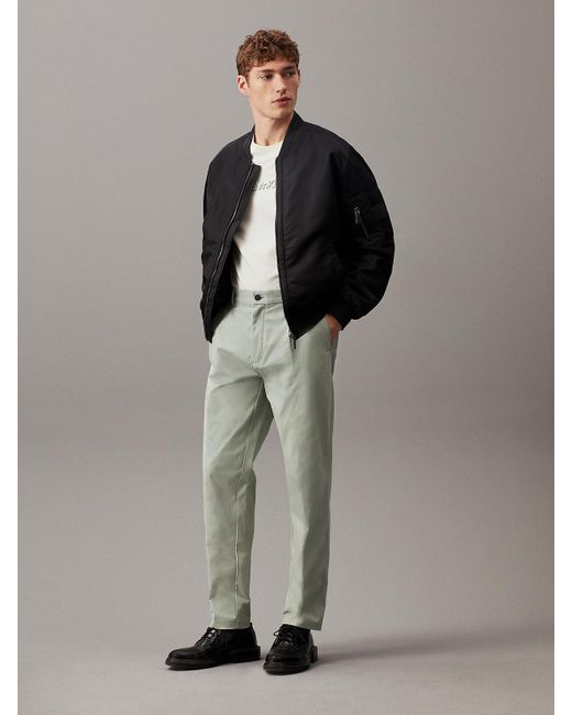 Pantalon plissé et fuselé en sergé Calvin Klein pour homme en coloris Gray