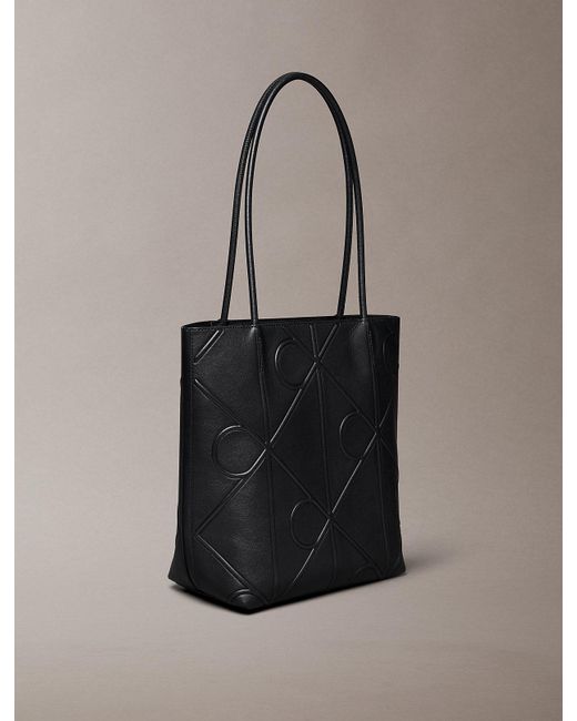 Petit Sac Cabas Entièrement Paré De Logos Monogrammes Gaufrés Calvin Klein en coloris Gray