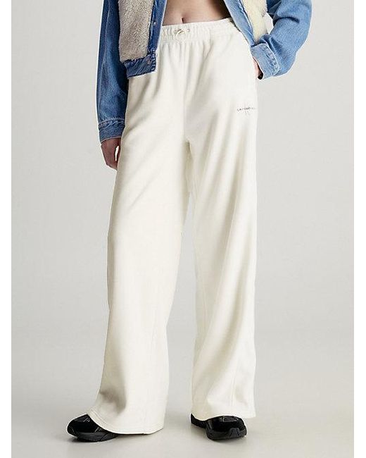 Pantalón de chándal de forro polar de pierna ancha Calvin Klein de color White