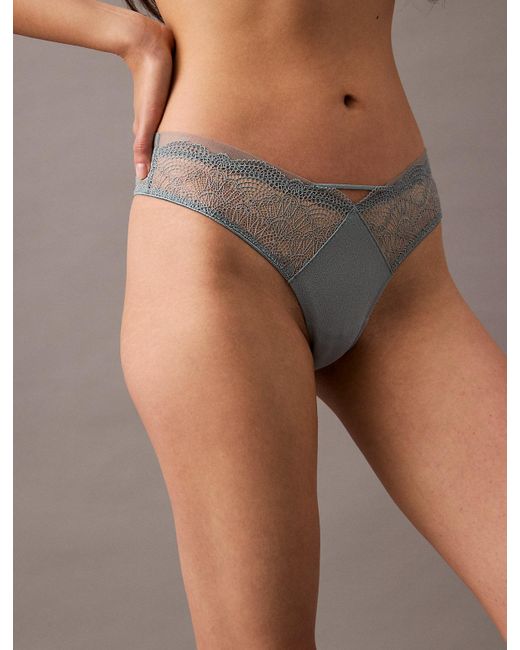 String Calvin Klein en coloris Brown