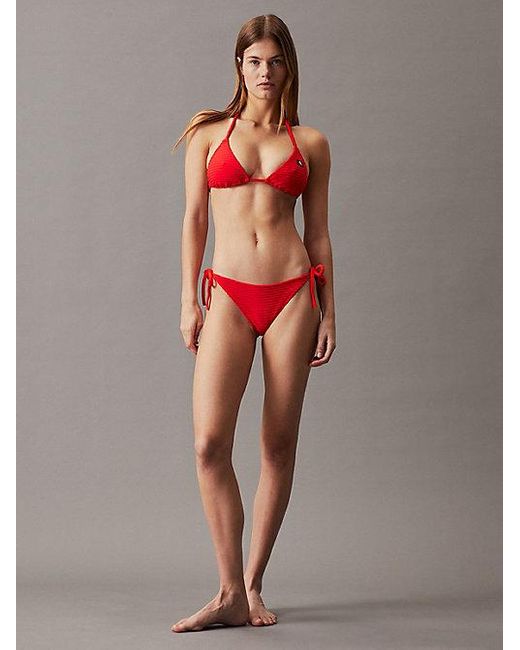 Parte de arriba de bikini de triángulo - CK Monogram Rib Calvin Klein de color Red