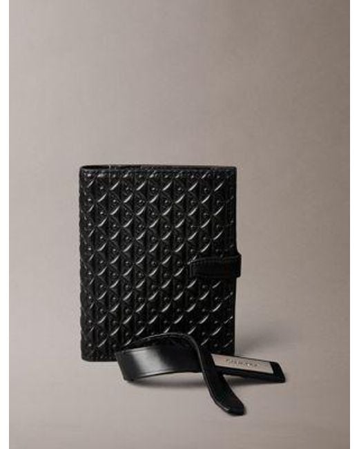 Juego de tarjetero para pasaporte e identificador de maleta con monograma Calvin Klein de hombre de color Black