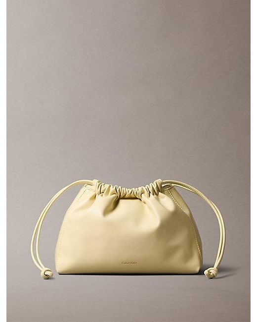 Calvin Klein Crossover Bucket Bag in het Natural
