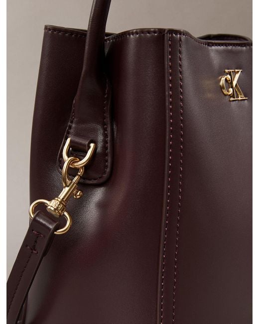 Borsa A Secchiello Con Elementi Metallici Con Logo Monogramma di Calvin Klein in Brown