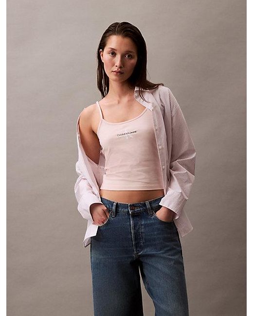 Top slim con monograma Calvin Klein de color Pink