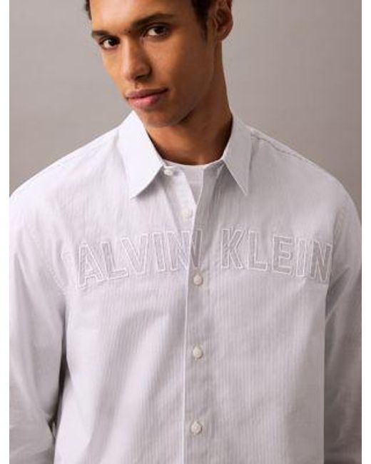Camisa estilo oxford con logo y aplique Calvin Klein de hombre de color White