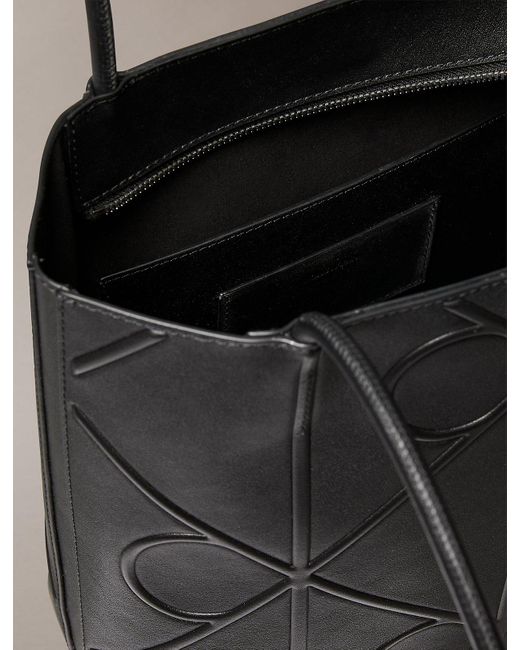 Petit Sac Cabas Entièrement Paré De Logos Monogrammes Gaufrés Calvin Klein en coloris Gray