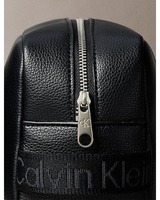 Calvin Klein Toilettas Van Volnerf-Leer in het Gray voor heren