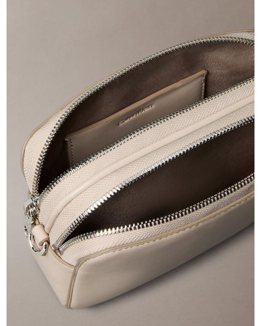 Borsa Per Fotocamera A Tracolla Trasformabile Con 2 Cinghie di Calvin Klein in Natural
