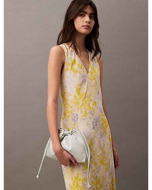 Calvin Klein Crossover Bucket Bag in het Metallic