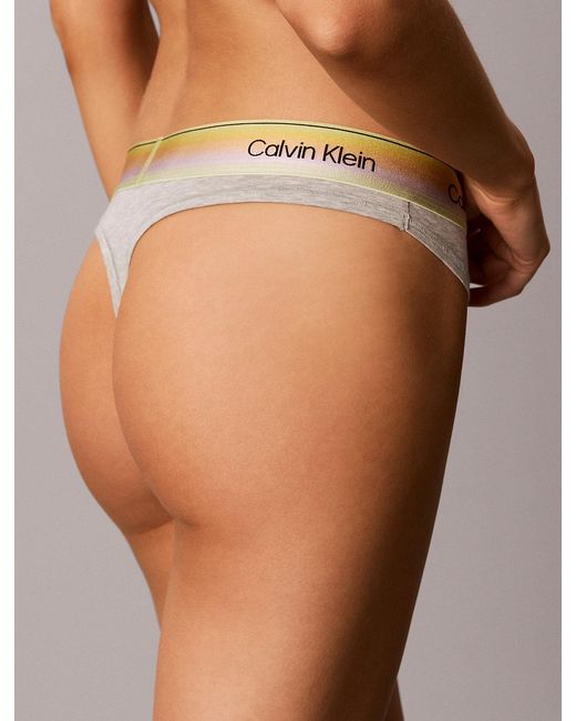 String Calvin Klein en coloris Natural