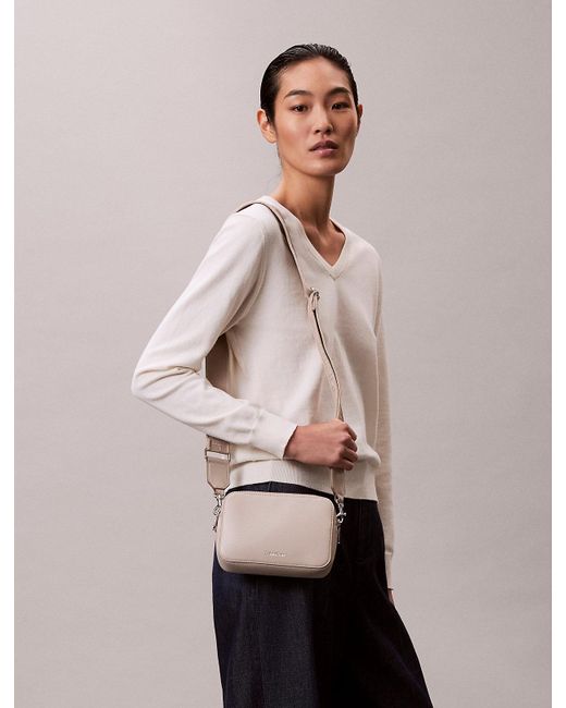 Borsa Per Fotocamera A Tracolla Trasformabile Con 2 Cinghie di Calvin Klein in Natural