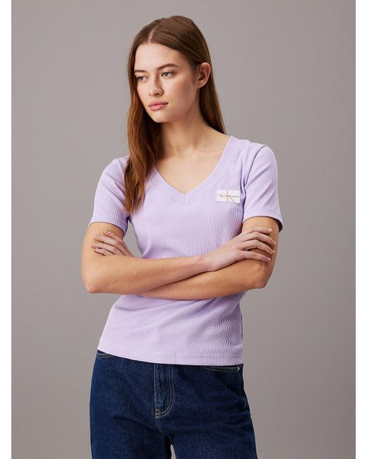 T-shirt à col en V en coton côtelé Calvin Klein en coloris Gray