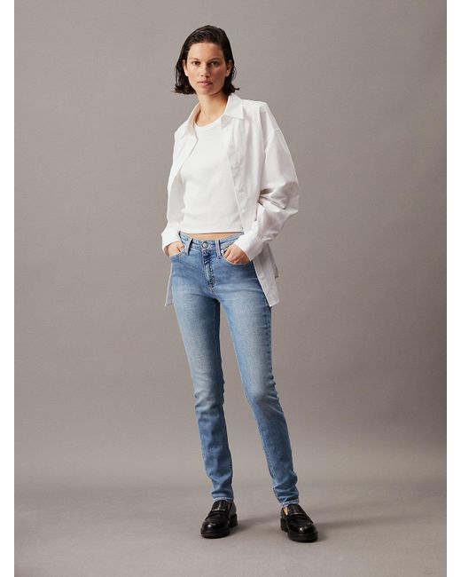 Jean Skinny Mid Rise Calvin Klein en coloris Blue