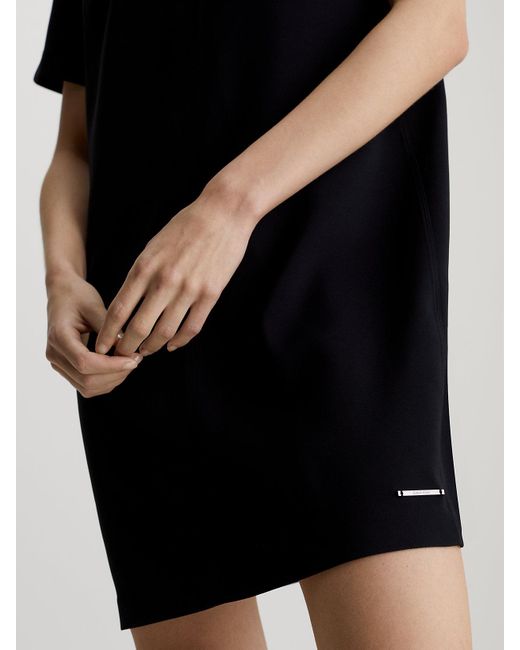 Mini robe-tube relaxed en crêpe Calvin Klein en coloris Black