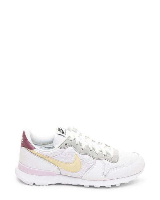 Melodioso Encogimiento Libro Nike Internationalist Logo Patch Sneaker in White | Lyst Canada