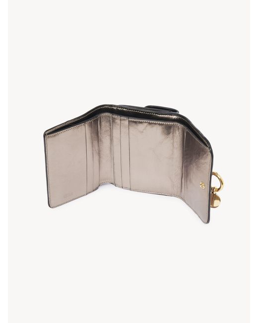 Portefeuille à trois volets Alphabet en cuir métallisé Chloé en coloris Gray