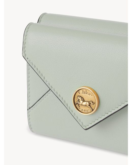 Petit portefeuille à trois volets Envelope en cuir grainé Chloé en coloris Gray