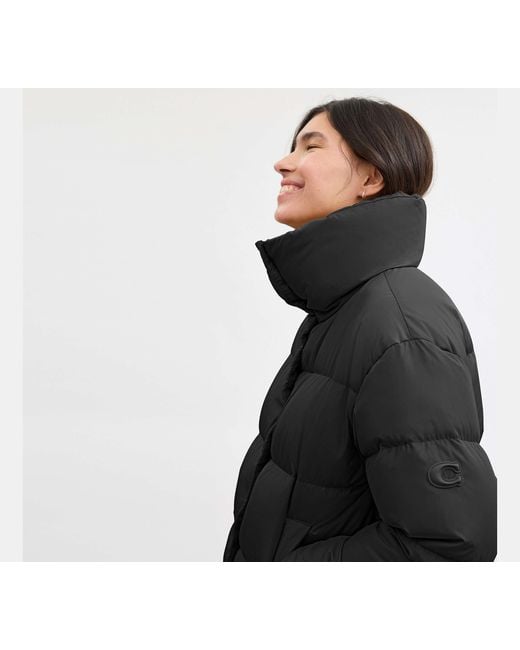 Chaqueta acolchada corta de poliéster reciclado COACH de color Black