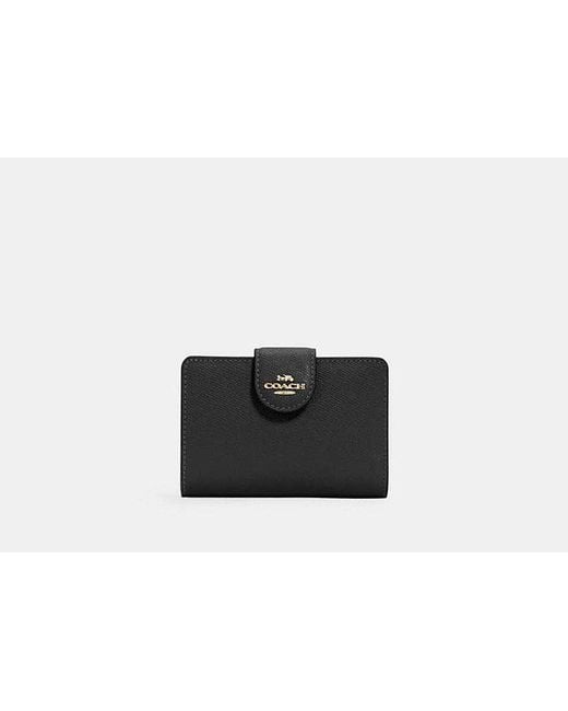 Medium Corner Zip Wallet di COACH in Black
