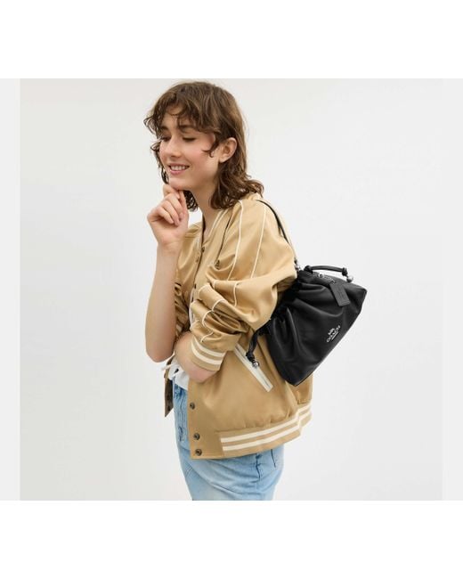 Borsa A Tracolla Faye Con Ruche di COACH in Black