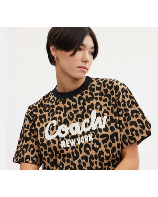 Camiseta corta de leopardo de firma en cursiva COACH de color Multicolor