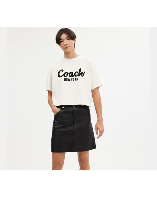 COACH Black Verkürztes T-Shirt mit kursiver Signature