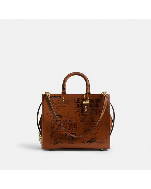 COACH X PEANUTSローグ バッグ・ニュースペーパー プリントブラウン COACH X Peanuts Rogue Bag With Newspaper Print in Brown | Lyst