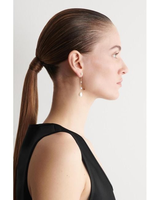Boucles D'Oreilles À Chaînes Et Perles De Culture COS en coloris White