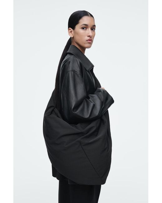 COS Black Kite Oversized-Schultertasche Aus Nylon