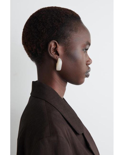 Boucles D'Oreilles Dépareillées Façon Galets COS en coloris Natural