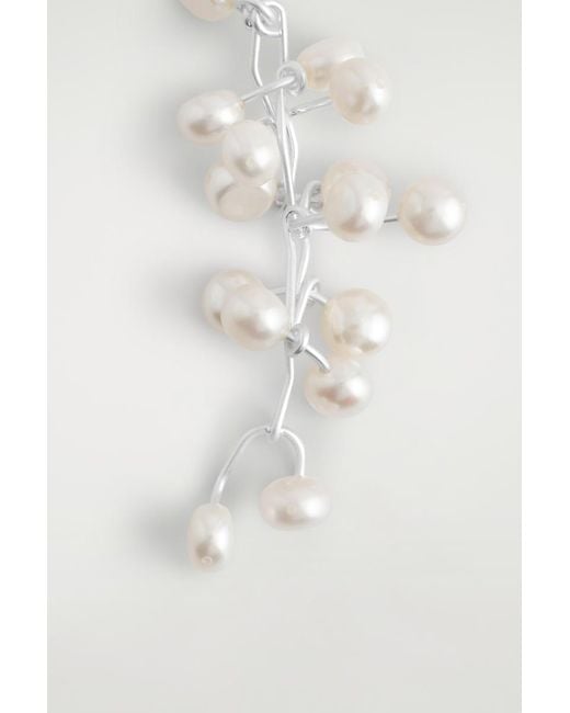 Boucles D'Oreilles Asymétriques Cascades Perlées COS en coloris White