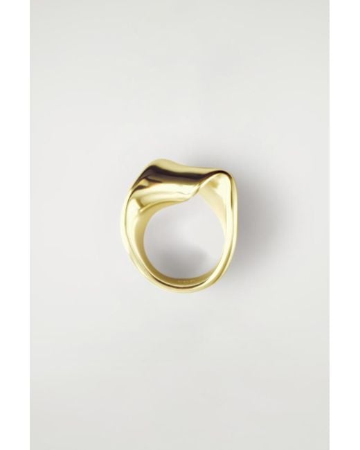 Bague Façon Ruban Torsadé COS en coloris Metallic