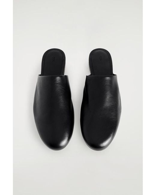 Mules di COS in Black