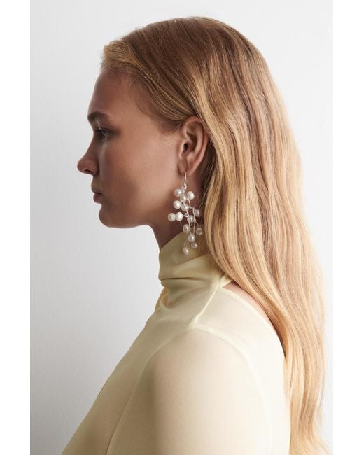 Boucles D'Oreilles Asymétriques Cascades Perlées COS en coloris White