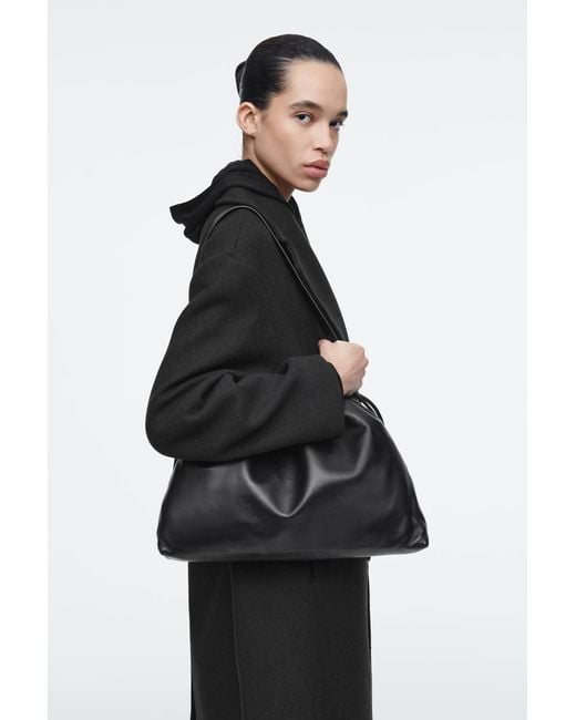 【COS】 Quilted Velvet Clutch Bag : Black PILLOW OVERSIZED QUILTED CLUTCH BAG - LEATHER - BLACK | COS