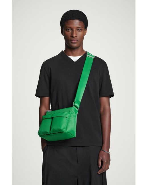 COS Wasserabweisende Umhängetasche in Green für Herren