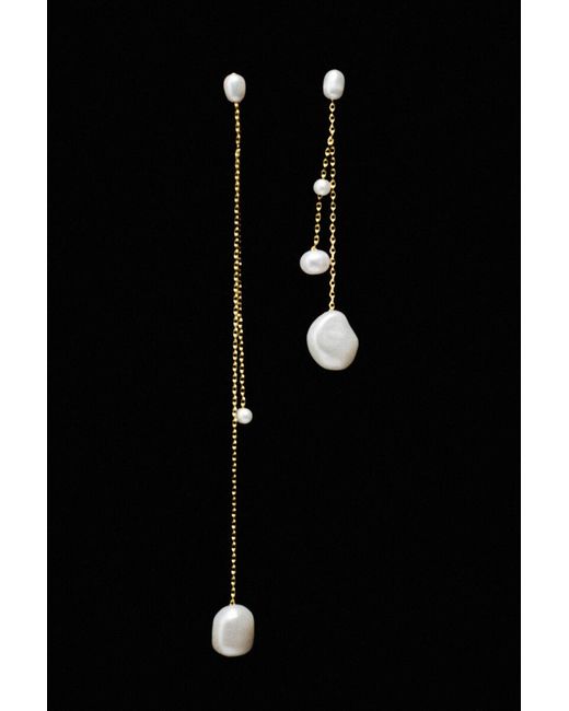 Boucles D'Oreilles À Chaînes Et Perles De Culture COS en coloris White