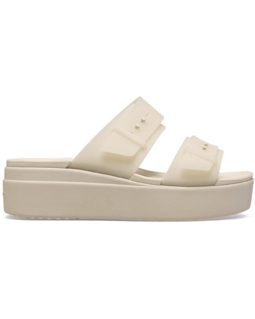 Brooklyn Buckle Frosted Low Sandales Femmes Sandstone CROCSTM en coloris Black